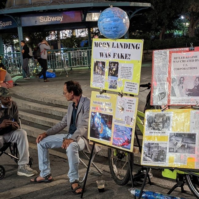 Verschwörungstheoretiker der auf der Straße