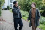 Auf dem Weg ins Kino neckt Sam Mannheimer (Jonathan Elias Weiske, l.) seinen tauben Bruder Jannik (Constantin Keller, r.) in Gebärdensprache, weil der seit etwa einer Woche jede Nacht denselben Traum hat. Die beiden ahnen nicht, welche Bedeutung dieser Traum noch haben wird. Bild: © ZDF / Foto von Roland Guido Marx