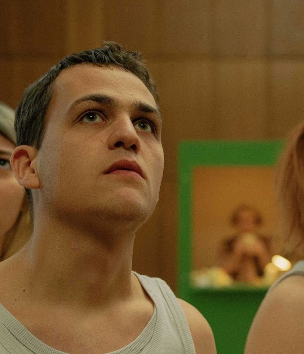 „Zweigstelle“ ist eine absurde After-Life-Comedy, die ab dem 9. Oktober im Kino läuft. © Luis Zeno Kuhn, WennDann Film GmbH