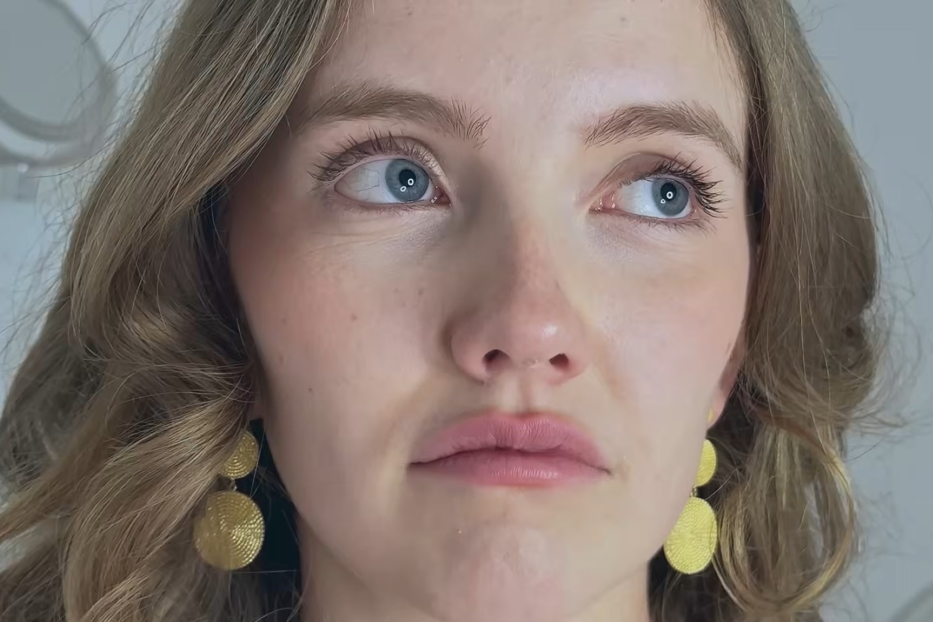 Pygmalion hat den echten Frauen abgeschworen. Seine Treue gilt Galatea, der perfekten Frau, die er in einem Computer-Programm erschaffen hat. Doch als die Göttin Aphrodite sie real macht, hat Galatea ihre eigenen Pläne – das ist die Prämisse des feministischen Kurzfilms „Galatea“. © Renée Marie Maier 2025