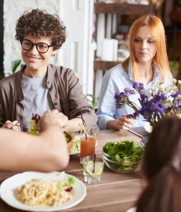 Menschen essen gemeinsam