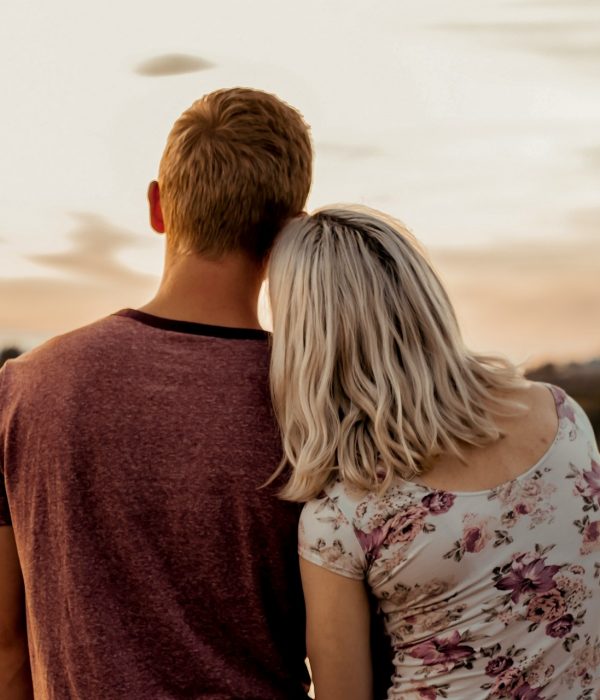 Paar blickt auf den Horizont